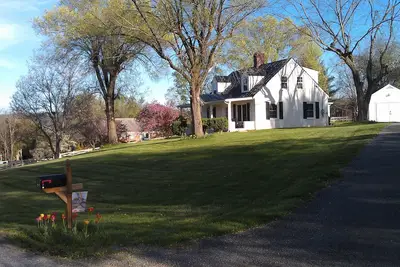 Image de Carol's Cottage - 3 miles de W&L et Vmi! À distance de marche de Va Horse Center!