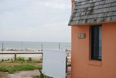 Image de Cottage Oceanfront historique situé sur une plage semi-privée à Summerhaven.