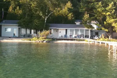 Image de Cottage Lakefront mis Ă jour avec 100 'Sandy Beach sur Crystal Lake