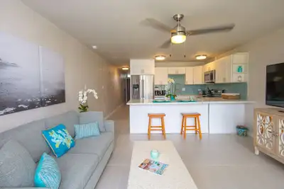 Image de Lumineux nouveau condo Beach-chic avec A / C et son surround! Étapes vers la plage de Mama!