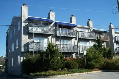 Image de Ocean Block avec vue sur l'océan! Spacieux et propre 4br / 3. 5ba Townhome Cœur de Dewey Beach!