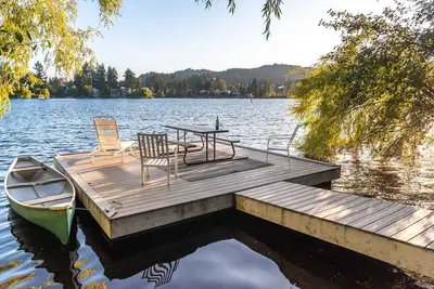 Image de Maison Shelby LakeFront. . Lac Langford près de l'océan - Victoria's West Shore