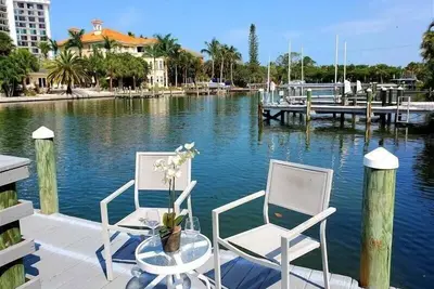 Image de Bienvenue dans notre maison avec piscine au bord du canal de Malibu près de la plage du Lido 4 Br / 3 Ba 8 personnes