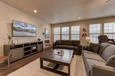 Image de ÉNORME 4br - Récemment rénové - Chambre avec lits superposés \/ Salle de jeux \/ Table de billard - Près de Sdc!