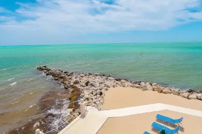 Image de Bel appartement rénové avec un équipement moderne directement à la plage.