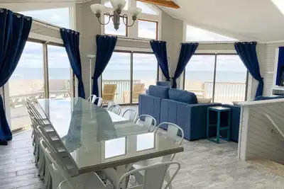 Image de Rénovation de la plage terminée! Grand Oceanfront! 3 chambres de maître!