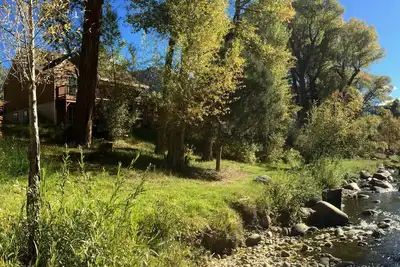 Image de Emplacement magnifique sur le ruisseau avec pêche privée mais à seulement 1/2 mile de la ville