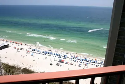 Image de Belle, propre condo, parking réservé et chaises de plage inclus * Pas De Frais De Club *