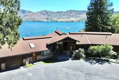 Image de Spacieux domaine riverain, bain à remous, pratique pour Chelan et Manson