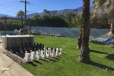 Image de Magnifique! Alexander rénové au milieu du siècle avec piscine d'eau salée, spa, vélos!