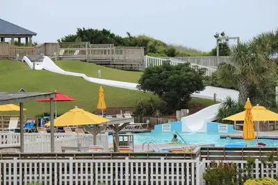 Image de Family Fun 2br / 2b Location de vacances! Piscine intérieure et extérieure, toboggan aquatique, mini-golf!