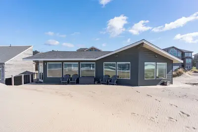 Image de Ocean Front House - Vues magnifiques - La plage est votre arrière-cour!