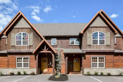 Image de Villa de luxe au bord du lac pour 32 personnes! ~ Services gratuits ~ Piscine immense ~ Kayaks ~ Dock ~ 2Mi à S
