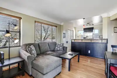 Image de Retraite de luxe dans le centre-ville avec vue à 360 degrés, garage connecté, local accessible à pied