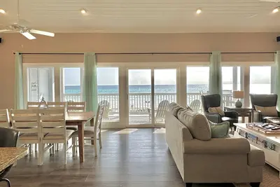 Image de Luxury Coastal Resort, 2ème étage, directement sur la plage, piscine, sans ascenseur.