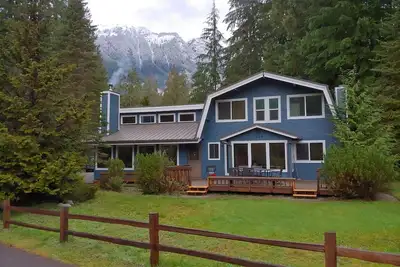 Image de Maison double géante avec bar, bain à remous, WiFi, terrasse ensoleillée et plus encore! 14 personnes (+)!