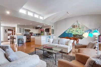 Image de La Jolla Loft - à pied des commerces et restaurants et à seulement 3 pâtés de maisons de la plage.