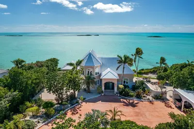 Image de villa spectaculaire et complètement restaurée au paradis, par le propriétaire