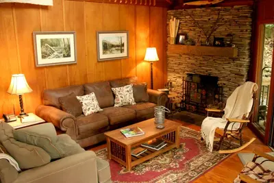 Image de Cozy Treehouse Par Mt. Mitchell terrain de golf et pĂŞche
