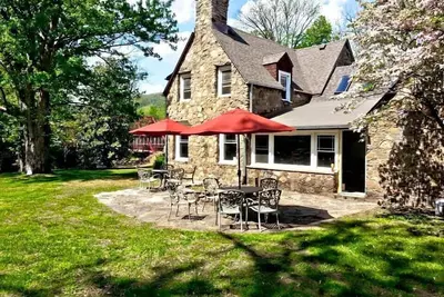 Image de Grande maison historique au bord de l'eau en plein centre-ville de Hot Springs