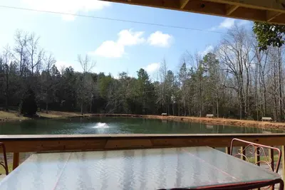 Image de Petite maison sur l'eau. Dish Tv, piscine, étang de pêche, salle de jeux et bien plus encore!