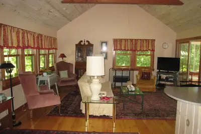 Image de Classy Cedar Shake Cottage sur le lac Damariscotta avec beaucoup de charme et des équipements