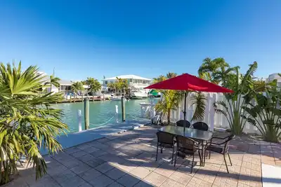 Image de Nouveau quai rénové Kcb Waterfront 2\/2 -30 pi avec accès à la piscine et à la plage