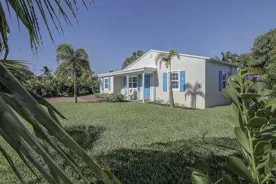 Image de Charmante maison de plage, piscine privée. Près de Atlantic Ave et des plages.