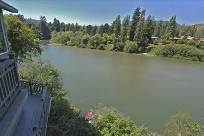 Image de Riverwest - Amazing Views, Sunny, Riverfront, privé, tranquille