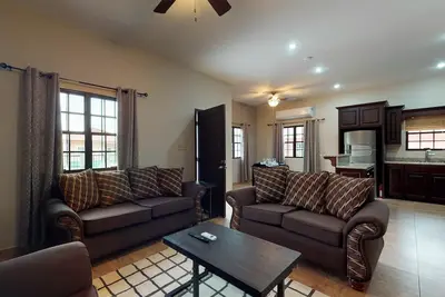 Image de Spacieux, maison nouvellement meublée w \/ laveuse \/ sécheuse privée, cuisine complète, et WiFi