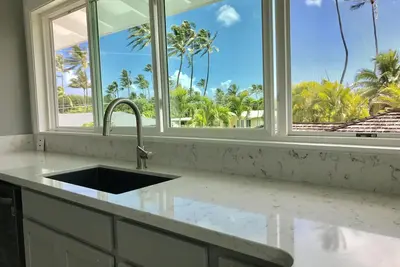 Image de Voie tranquille au bord de la plage tranquille de Kailua, à quelques pas de l'accès à la plage privée