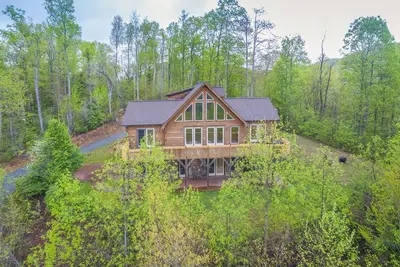 Image de Hawk Haven: 5 Br, 4 Ba Cabin / Bungalow Ă Black Mountain, pour 10 personnes