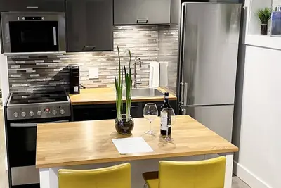 Image de Nouveau sous-sol privée - Entièrement meublé, 1 Chambre & Futon