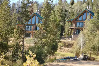Image de Luxueuses cabanes en rondins au domaine skiable de White Pine, Pinedale. Dans les montagnes de Wind River