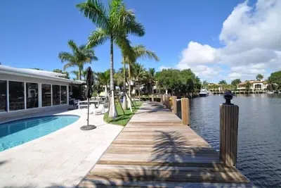 Image de Maison élégante 280 pieds sur le canal avec une piscine chauffée, 10-12 personnes