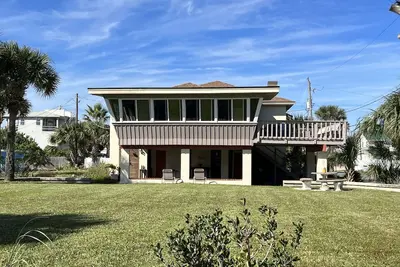 Image de The Historic Shrimper's, grande famille, Oceanside Beach House avec pelouse
