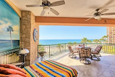 Image de Condo Oceanfront! Une vue imprenable sur la piscine et la plage depuis le balcon