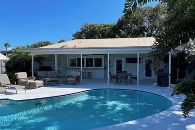 Image de Vacances de luxe Piscine privée Accueil - vélo à la plage ou Apportez votre bateau!