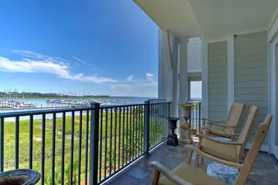 Image de Condo de luxe au bord de l'eau avec vues spectaculaires sur la Marina et la voie navigable Intracoastal