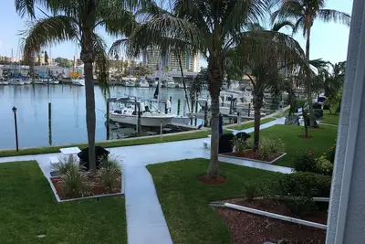 Image de À quelques pas de la plage du Maderia Beach Yacht Club! Maison de ville 1 chambre.