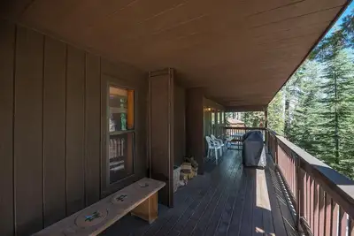 Image de Quail Crossing Lodge dispose de 3 chambres, 3 salles de bains, une cabine simple accessible située à Yosemite. . .