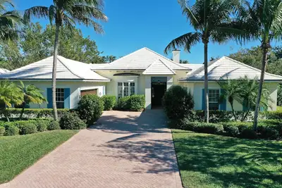 Image de Designer Decorated Home - Accès privé, à pied de la plage - Grande piscine et spa!