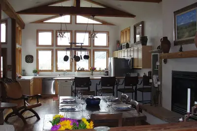 Image de À la ville - Belle spacieuse Telluride Penthouse, cheminées, 80 pouces Tv