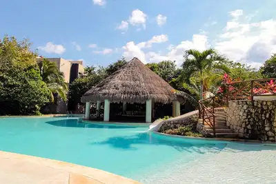 Image de Grand condo w / piscine partagée, bain à remous privé, balcon et terrasse arrière