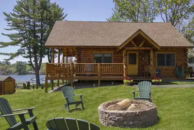 Image de Cabane en rondins de luxe lac Winnisquam pvt plage, cale de bateau, cuisine extérieure, foyers