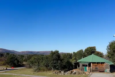 Image de Scenic Ridge Cabin - Montagnes Wichita, Oklahoma - Vues incroyables sur les montagnes