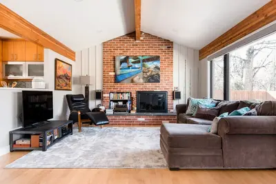Image de Nouveau! Mid Century Modern Ranch House sur le ruisseau!