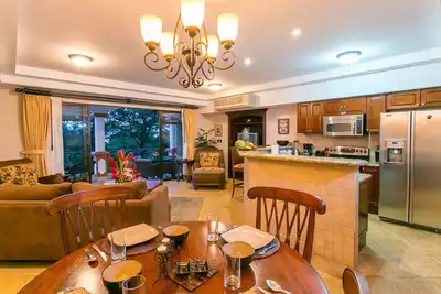 Image de Condo de luxe de 2 chambres avec vue magnifique sur l'océan et la jungle, à pied de la plage!
