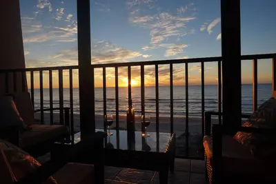 Image de Admirez les couchers de soleil spectaculaires depuis votre balcon surplombant la plage d'Indian Rocks.