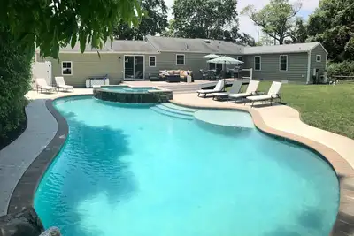 Image de Magnifique 3 Chambres / 3. Maison De 5 Bains, Piscine CHAUFFÉE / Baignoire Chaude, Et De Nombreuses COMMODITÉS!